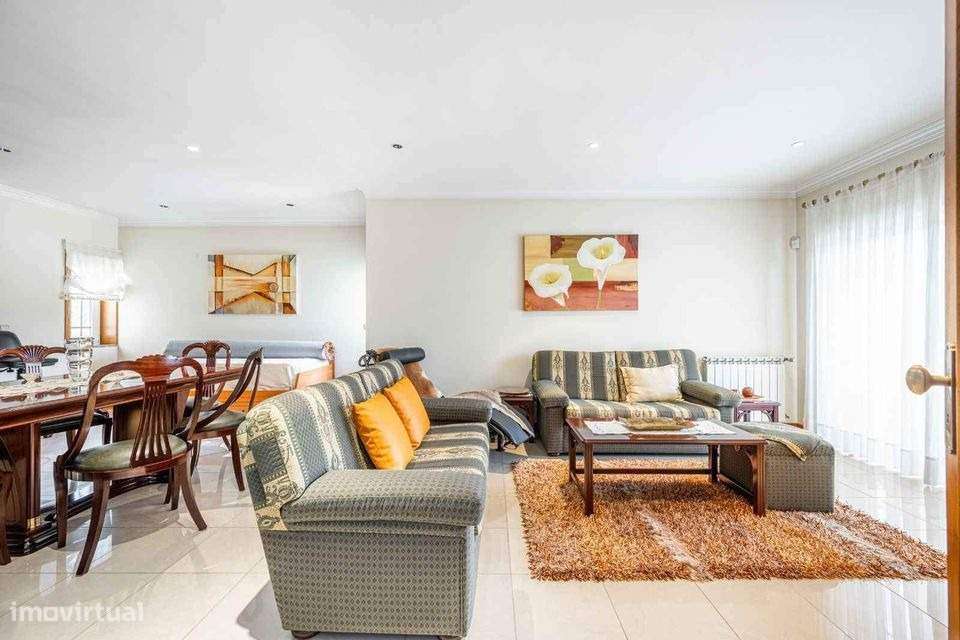 Moradia T5 , como nova, junto à U.M.-4