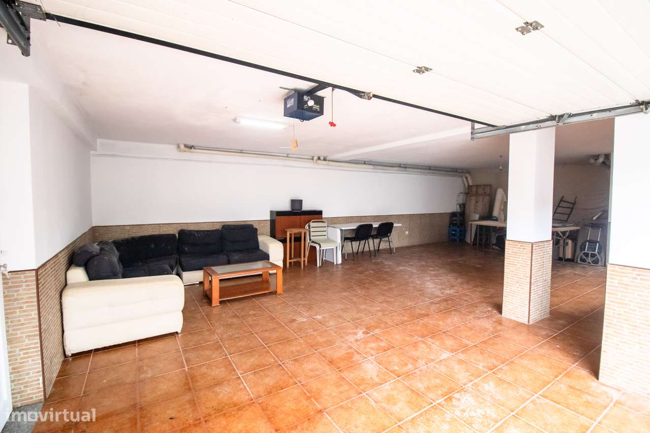 Moradia T4 Usada em Excelente Localização – A Apenas 1 km da Praia-24