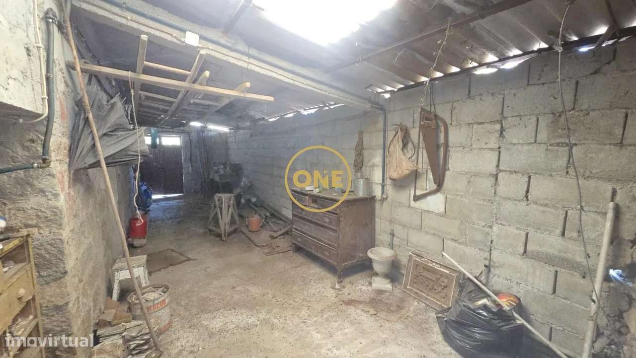 Moradia T4 para Restauro em Lousado com Projeto Aprovado-43