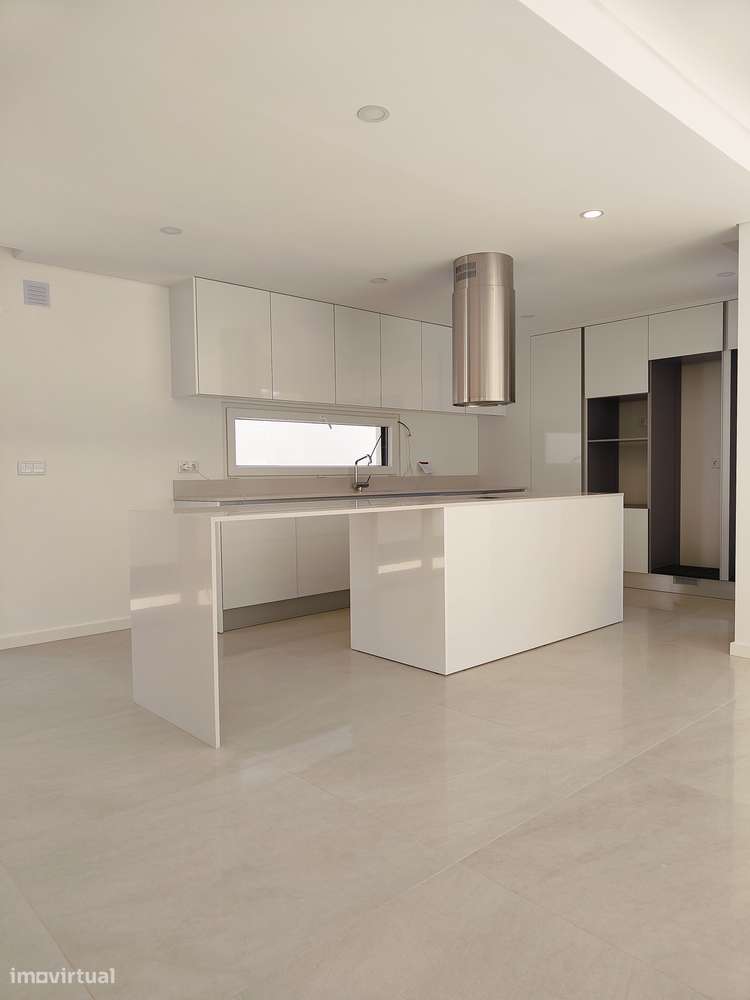 Oferta 1% do Valor de Aqusição - Moradia T4 + 1 com Piscina e Garagem-26