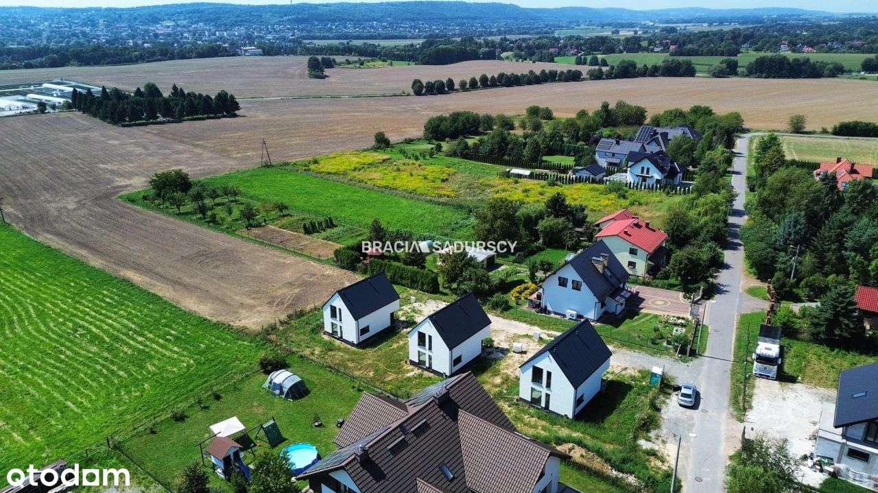 Nowe domy w sąsiedztwie terenów zielonych / Ujazd - Pełny obrazek: 5/20