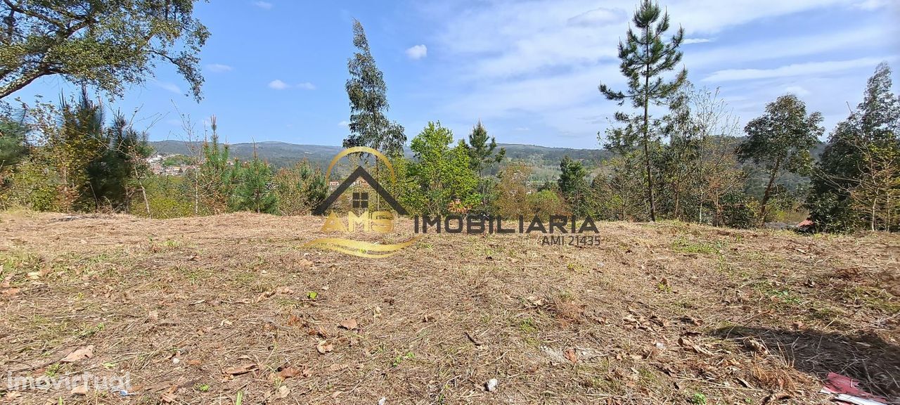 Terreno de construção de três frentes em Paços FAFE de 3360 m²