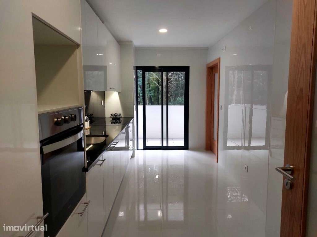 Apartamento T3+1, novo, varanda com churrasqueira; piscina e playgr...-7