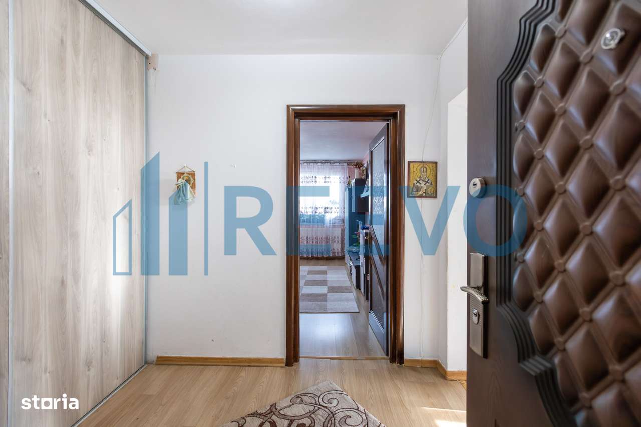 Apartament de vanzare cu doua camere, decomandat - str Cornisa Bistrit-1