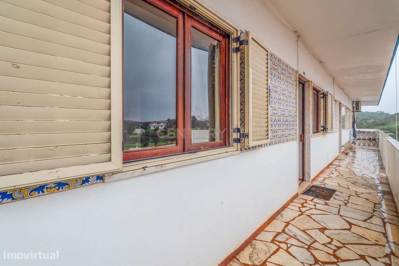 T2 em Portimão com 79m2 para Remodelação e Grande Potencial - Grande imagem: 2/31