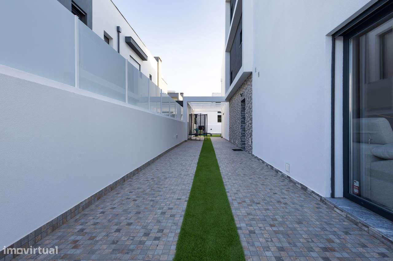 Moradia T4 com Piscina em Fernão Ferro –Totalmente Mobilada e Equipada - Grande imagem: 3/33