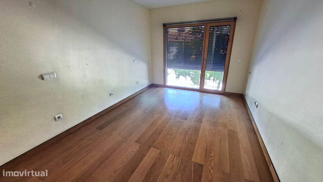 Apartamento T3 212m2  lugar garagem e arrecadação Santo Andre-Barreiro-17