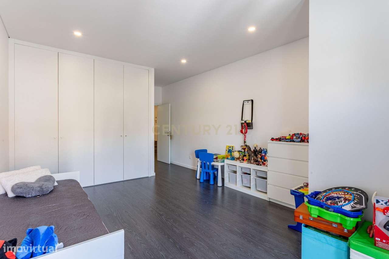 Procura espaço e conforto? Veja este T4 Duplex-16