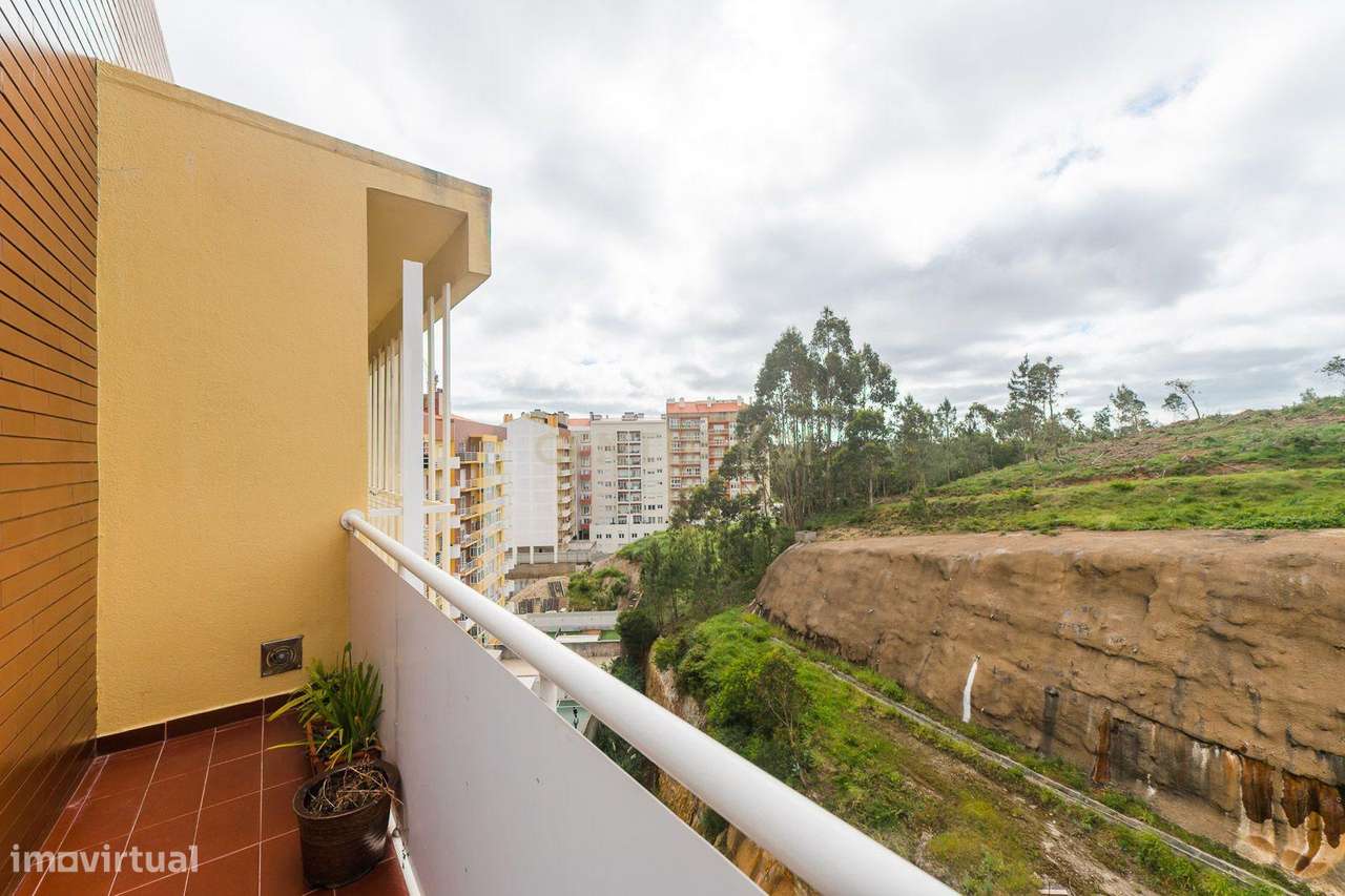 Excelente apartamento T2 com parqueamento em Rio de Mouro-11