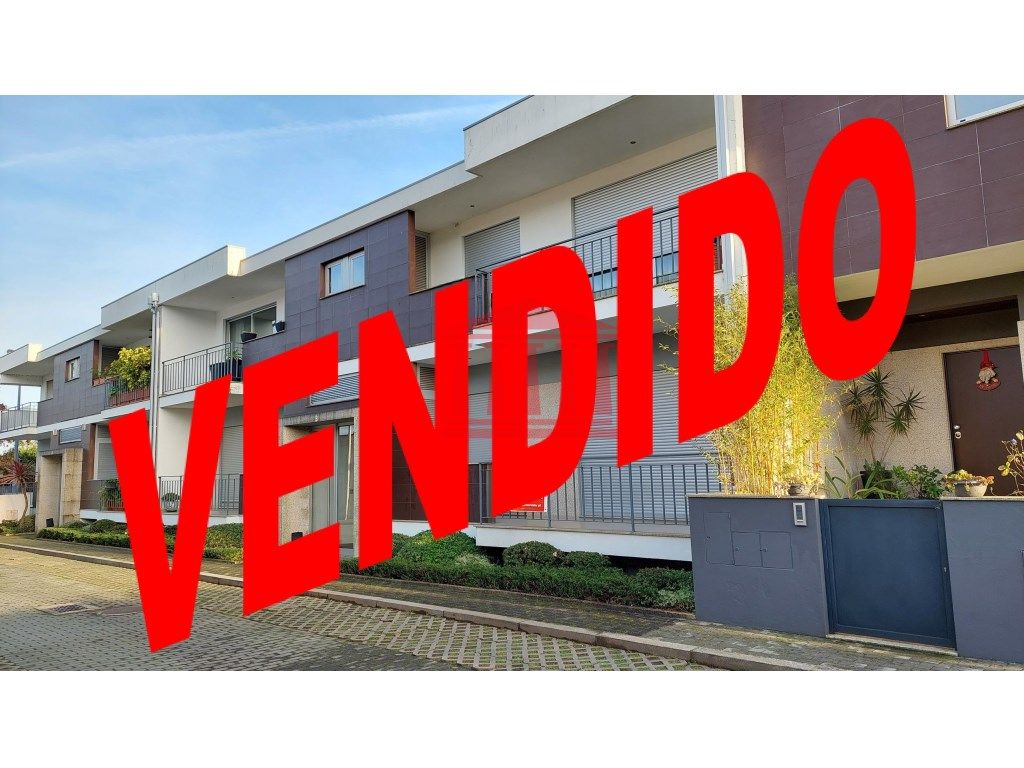 APARTAMENTO T3 COM JARDIM - CONDOMÍNIO FECHADO