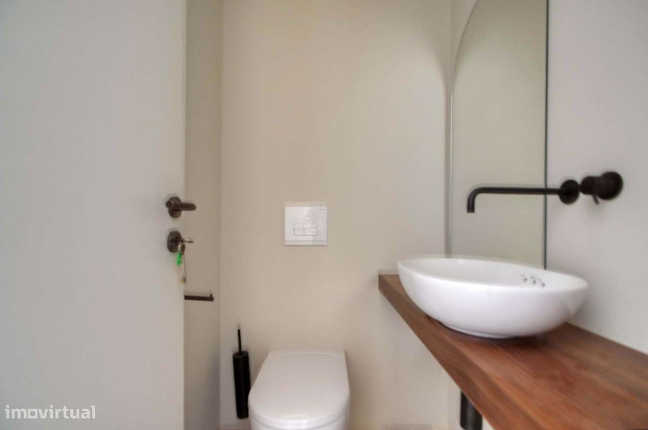 Oportunidade Única em Alfama – T1 Novo com Pátio-10