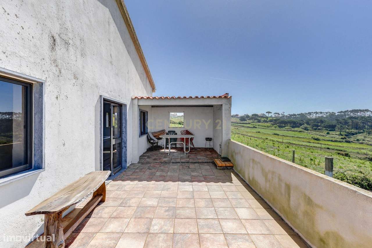 Moradia com Terreno Amplo e Vista Mar na Carvoeira-29