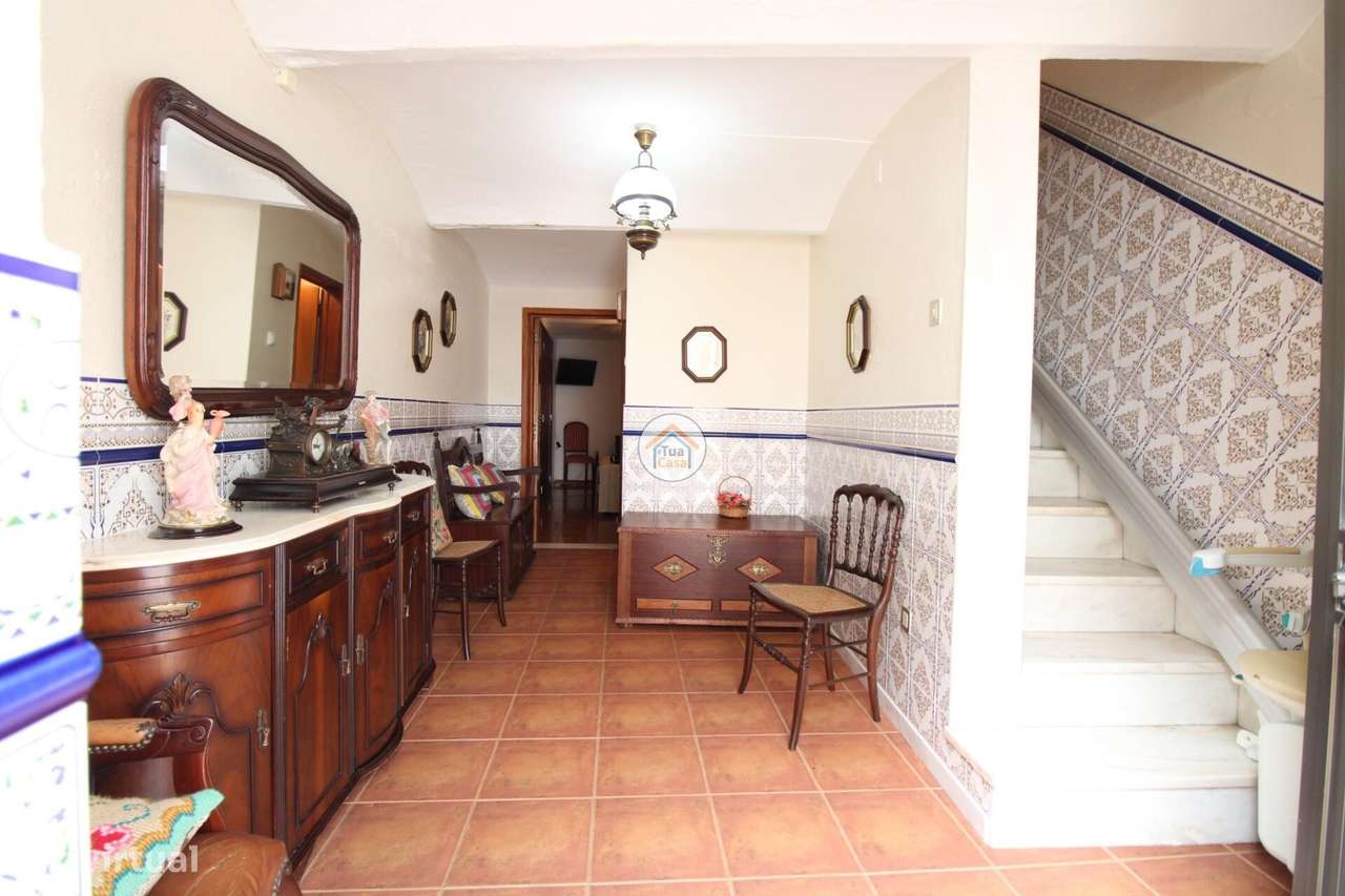 Moradia T2 MOBILADA e com varanda localizada no centro de Borba - Grande imagem: 2/23