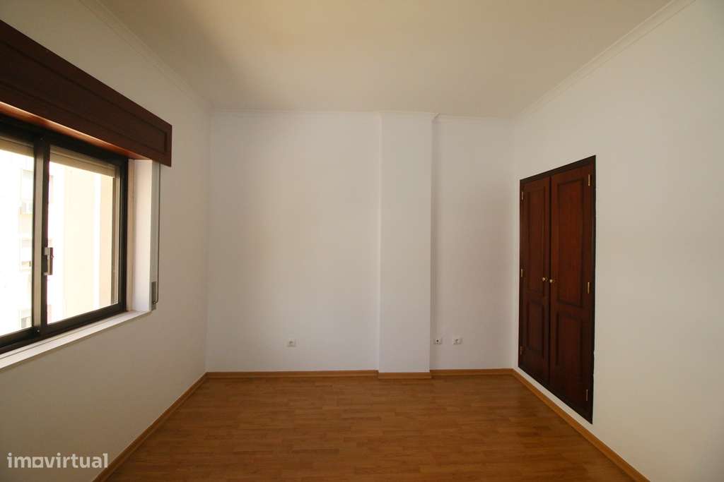 Espaçoso Apartamento T2 em Marvila com Estacionamento e Arrecadação-6