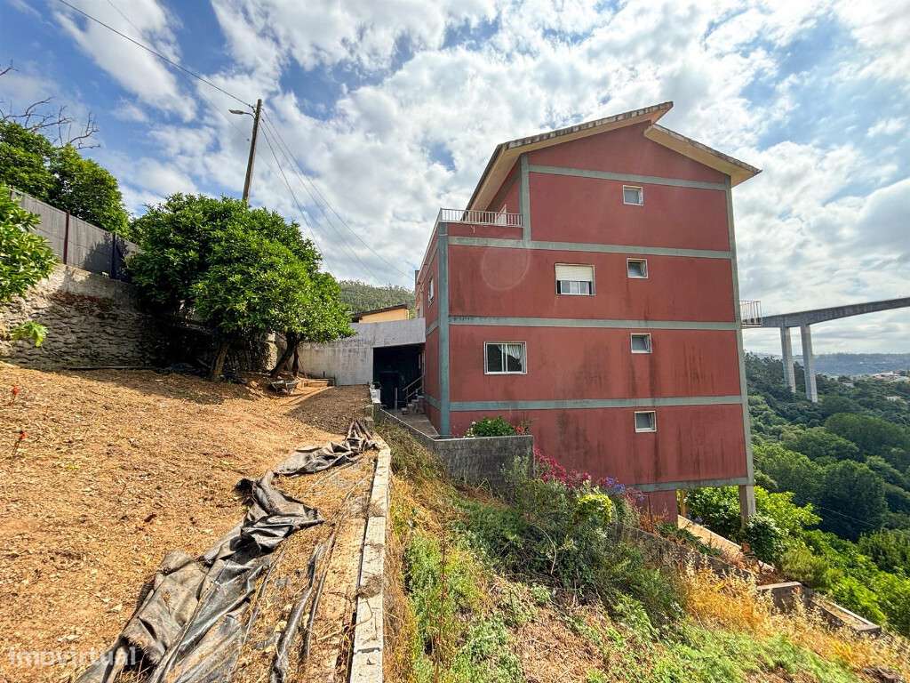 Moradia M5 com garagem em zona de Ceira-0
