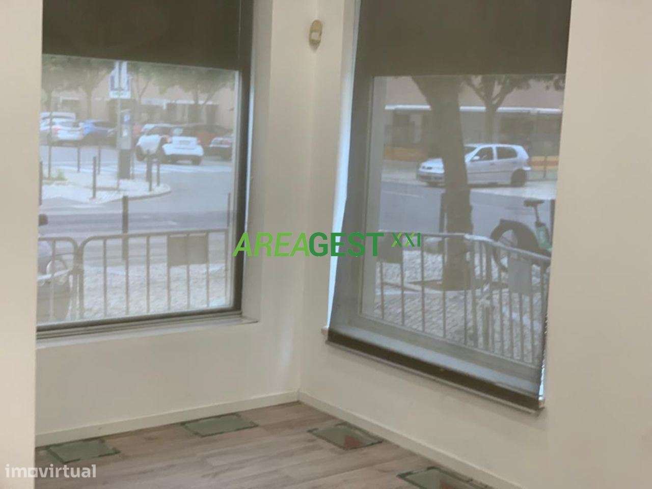 Loja para venda com rendimento, nas Laranjeiras, em Lisboa-7