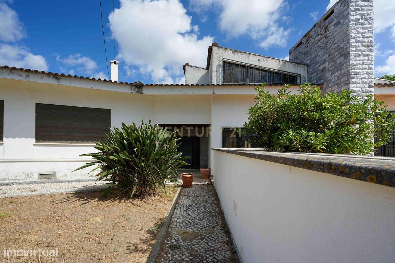 Moradia para remodelação total em Parede com Vista Panorâmica para o M-19