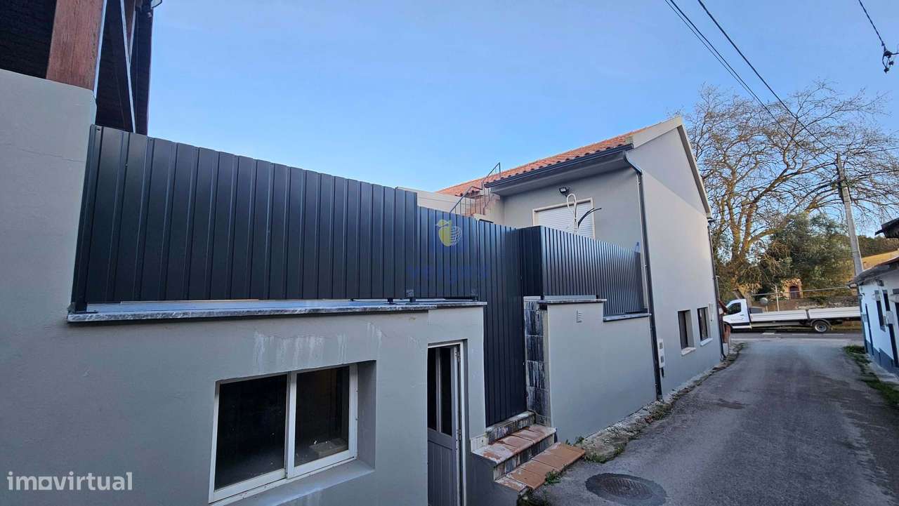 Edifício para Habitação e Comércio - Moradia T3 Renovada c/ Terraço e-29