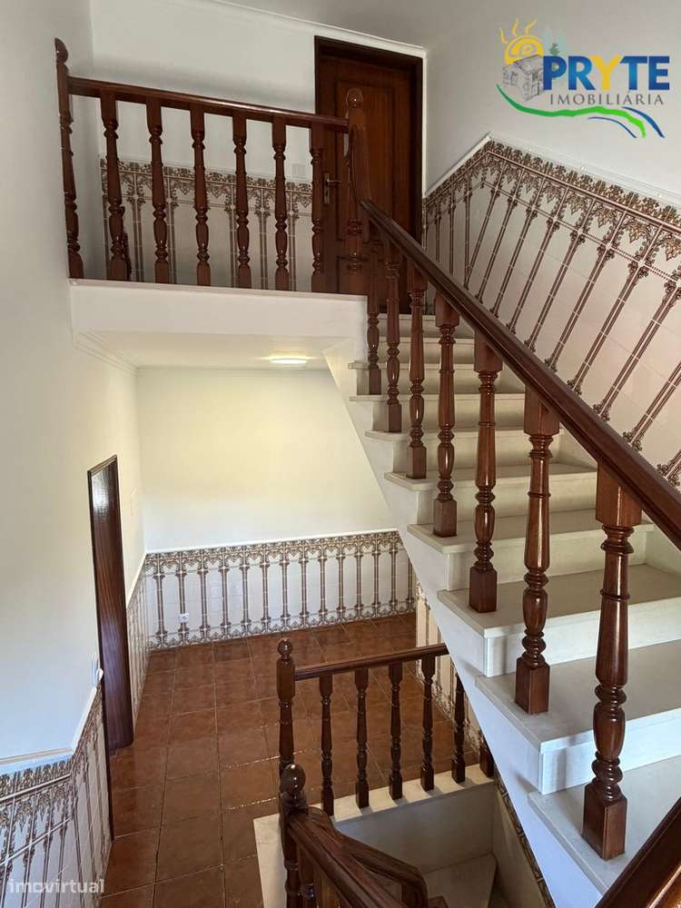 Moradia em Excelentes Condições com Amplo Terreno - Oportunidade Única-42