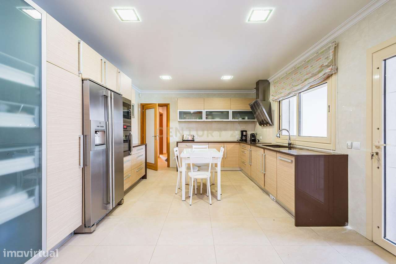 Moradia Exclusiva com Piscina, Jardim e Áreas Amplas-7