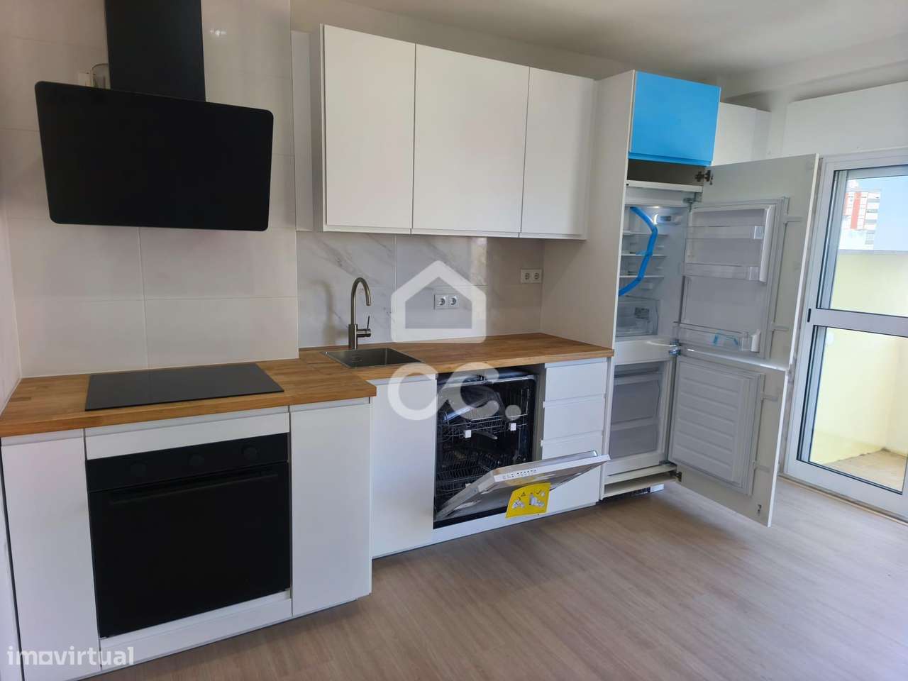 T3 Renovado com 3 Varandas na Amadora-34