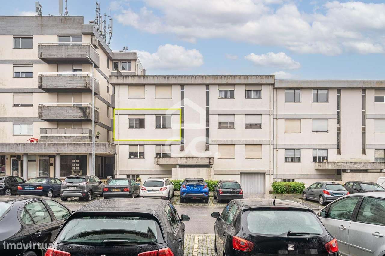 Apartamento T2 com garagem na Maia, junto ao Metro Parque Maia-0