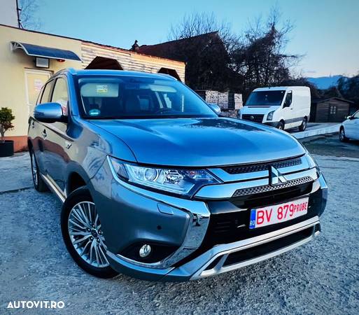 Mitsubishi Outlander - 2