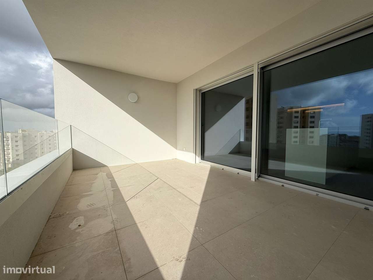 T2 NOVO no 8.º Andar c/ Varanda Sul/Poente, Garagem e Arrumo em Ramald - Grande imagem: 3/24