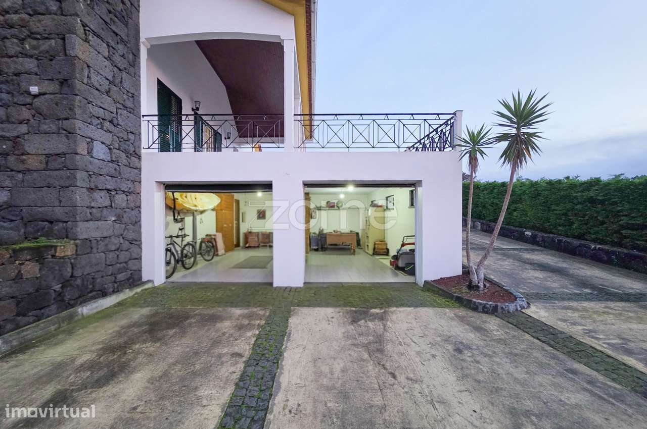 Moradia T4+1 na Ilha do Pico com Terraço Panorâmico e Vista Mar-25