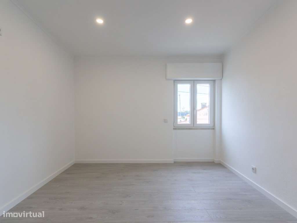 Andar de Moradia T1+1 Totalmente Remodelado | Moita do Norte-13