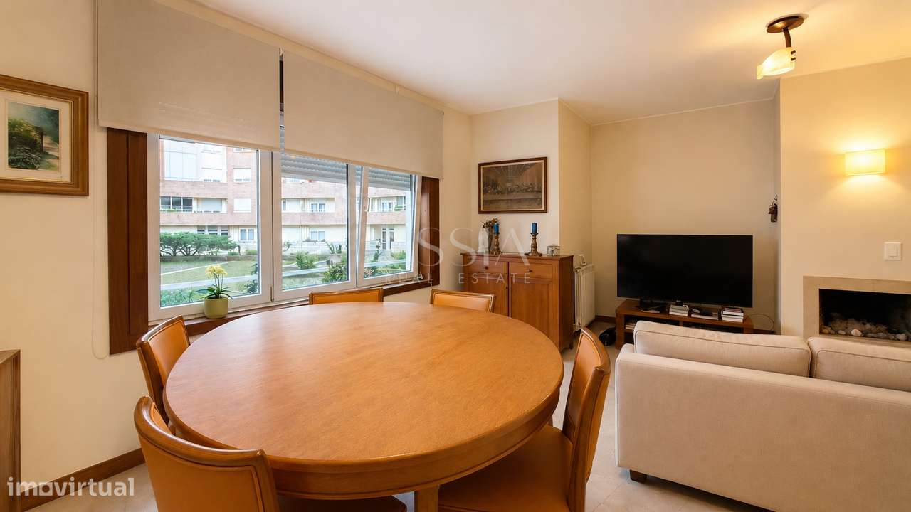 Apartamento T2 Remodelado no Arrábida Place com Garagem-0