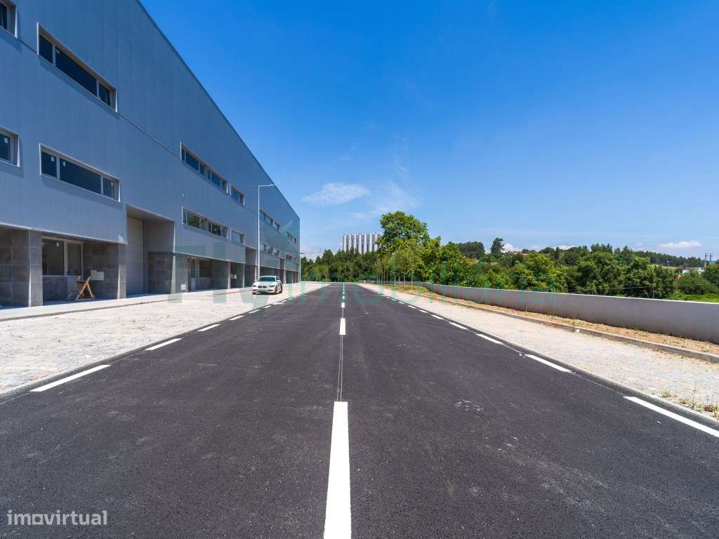 Pavilhão para arrendamento na Zona Industrial em S. Martinho do Campo - Grande imagem: 5/36