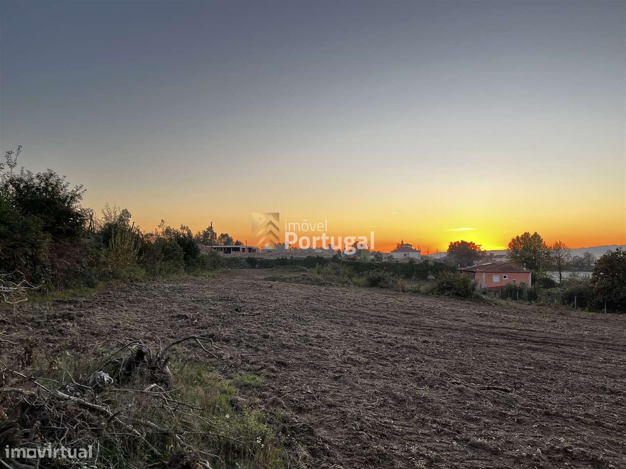 Venda Terreno 10.092,41m² para Construção Habitacional em Lago-15