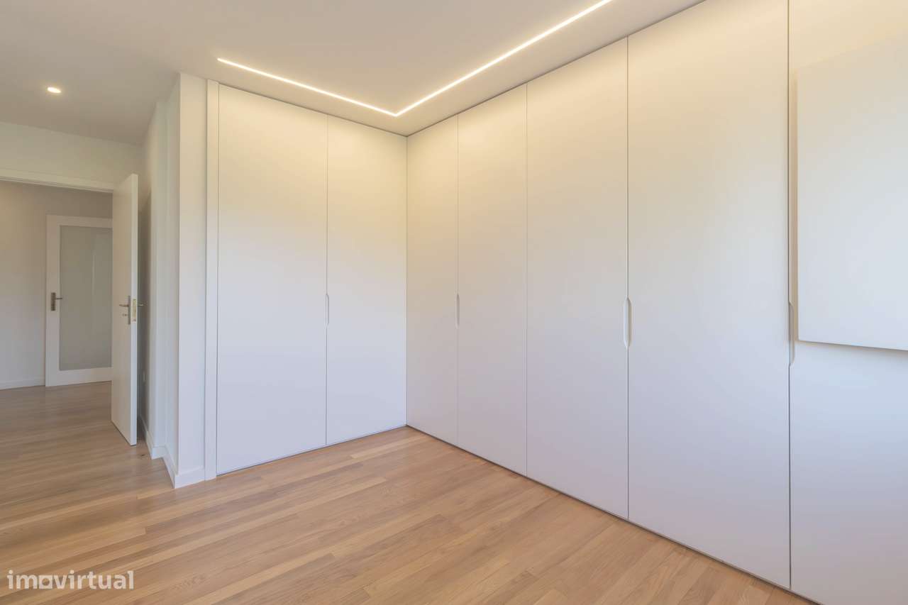 Apartamento T3, excelentes áreas 240m2 + garagem 31m2 + arrumos 4m2-31