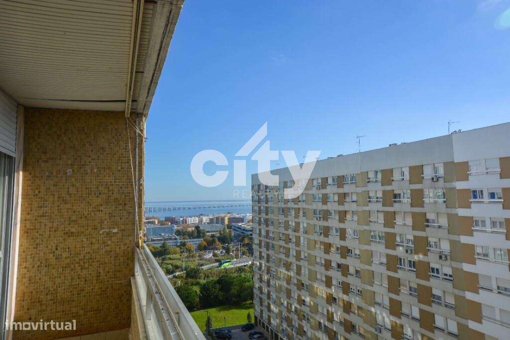 Apartamento T3 para remodelar situado na prestigiada Urbanização da Po-12