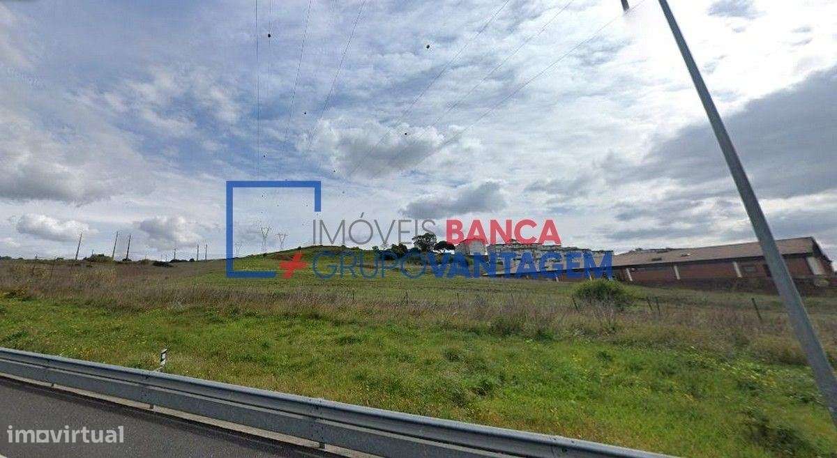 Prédio rústico localizado em Monte Abraão com a área total de 14 140m2 - Grande imagem: 4/6