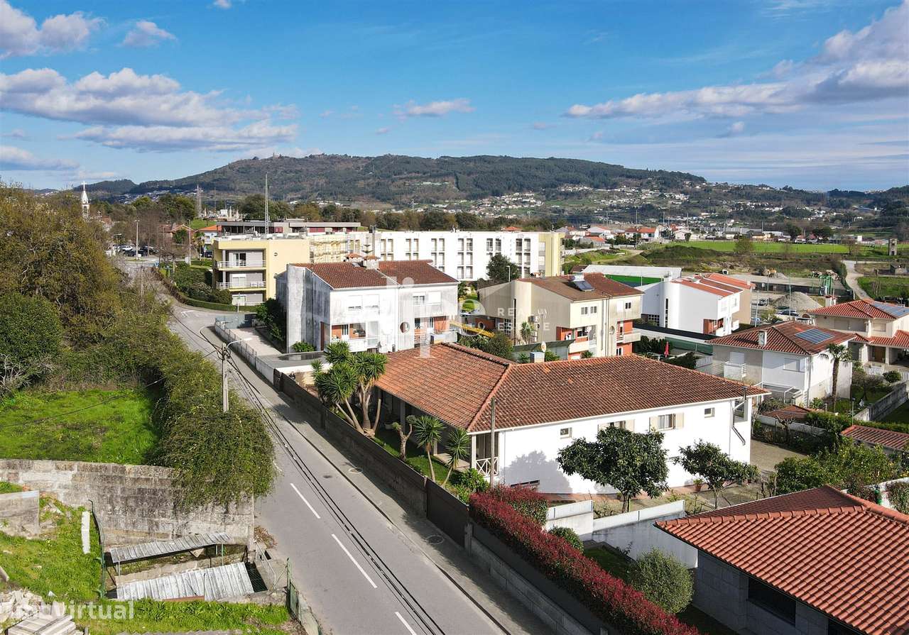 Moradia com 4 suítes e amplo jardim - Grande imagem: 4/17