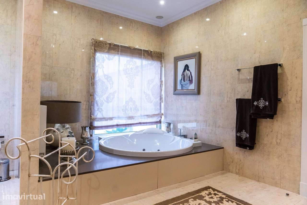 Luxuosa Moradia com 4 quartos localizada em Rosto do Cão - São Roque-21