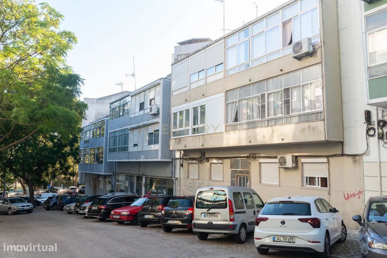 T2 totalmente remodelado com cozinha independente no centro de almada-16