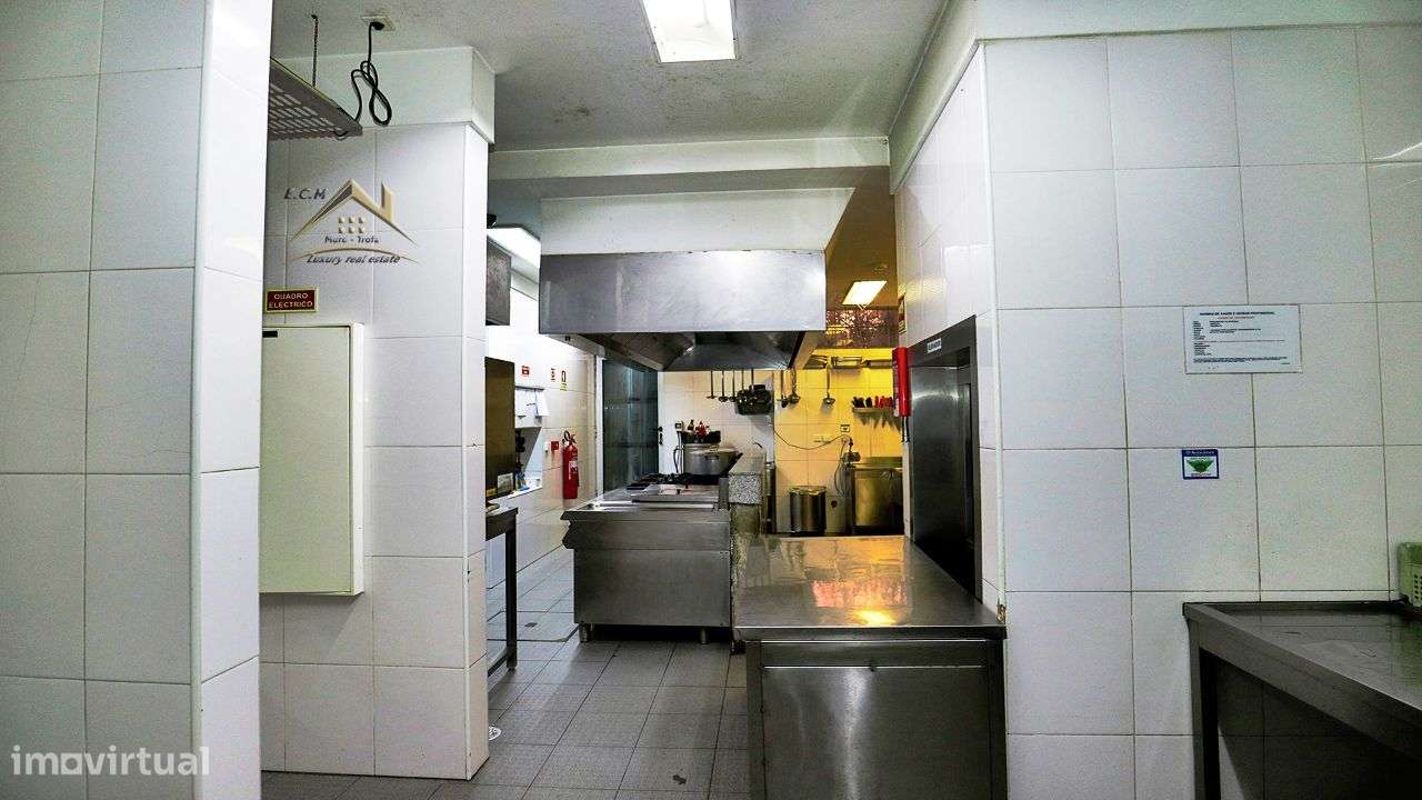 Restaurante "Castelo da Maia" Localizado em Zona Industrial,-45
