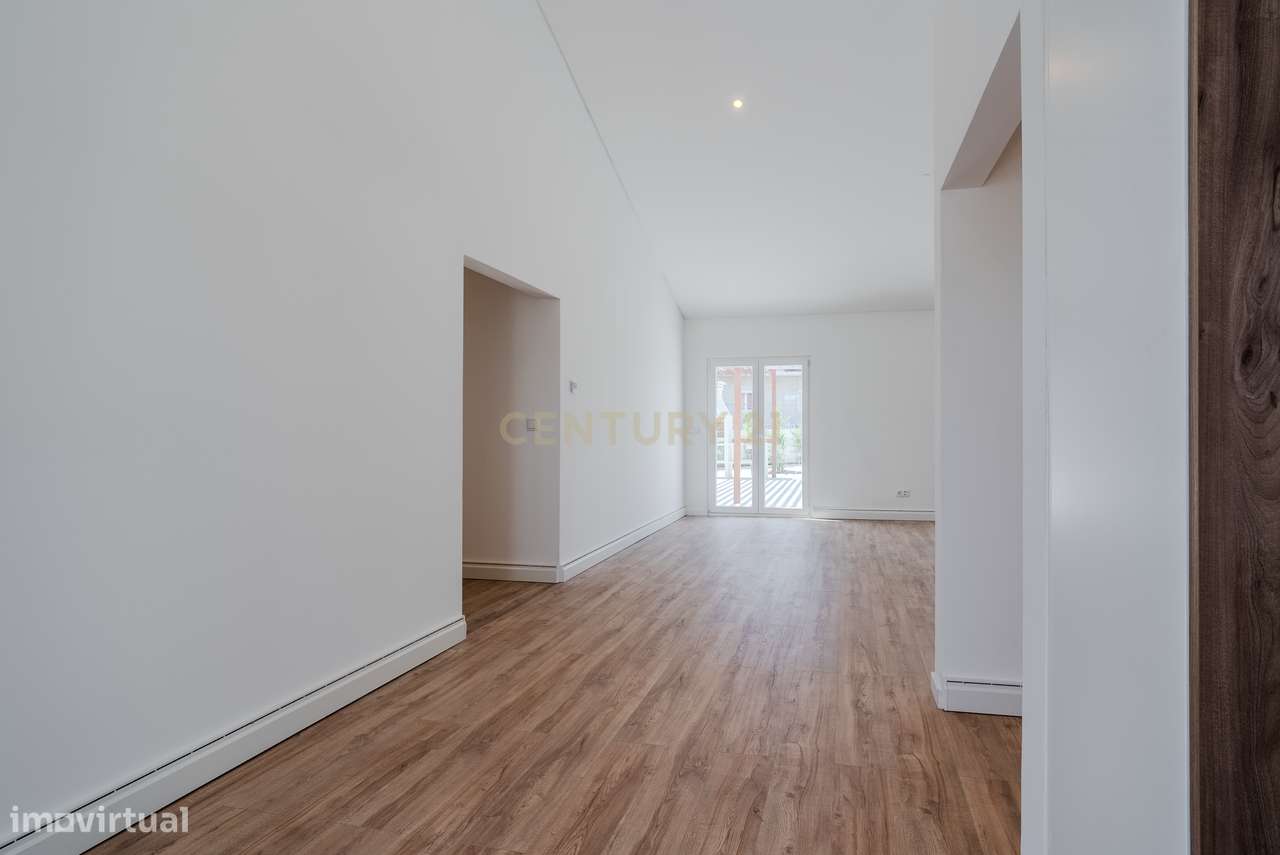 Moradia Térrea T4 totalmente renovada, com piscina, espaço exterior e - Grande imagem: 4/38