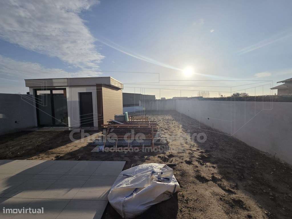 Moradia unifamiliar geminada T3, de 2 pisos, com garagem, anexos e ...-13