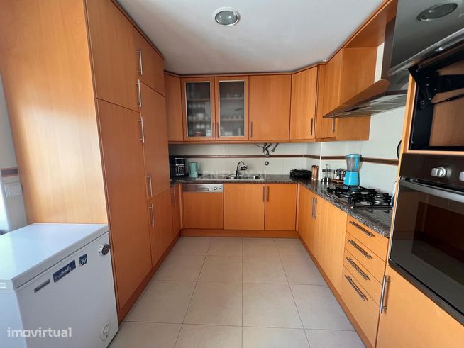 Apartamento T2 Moderno com Varanda e Garagem-3