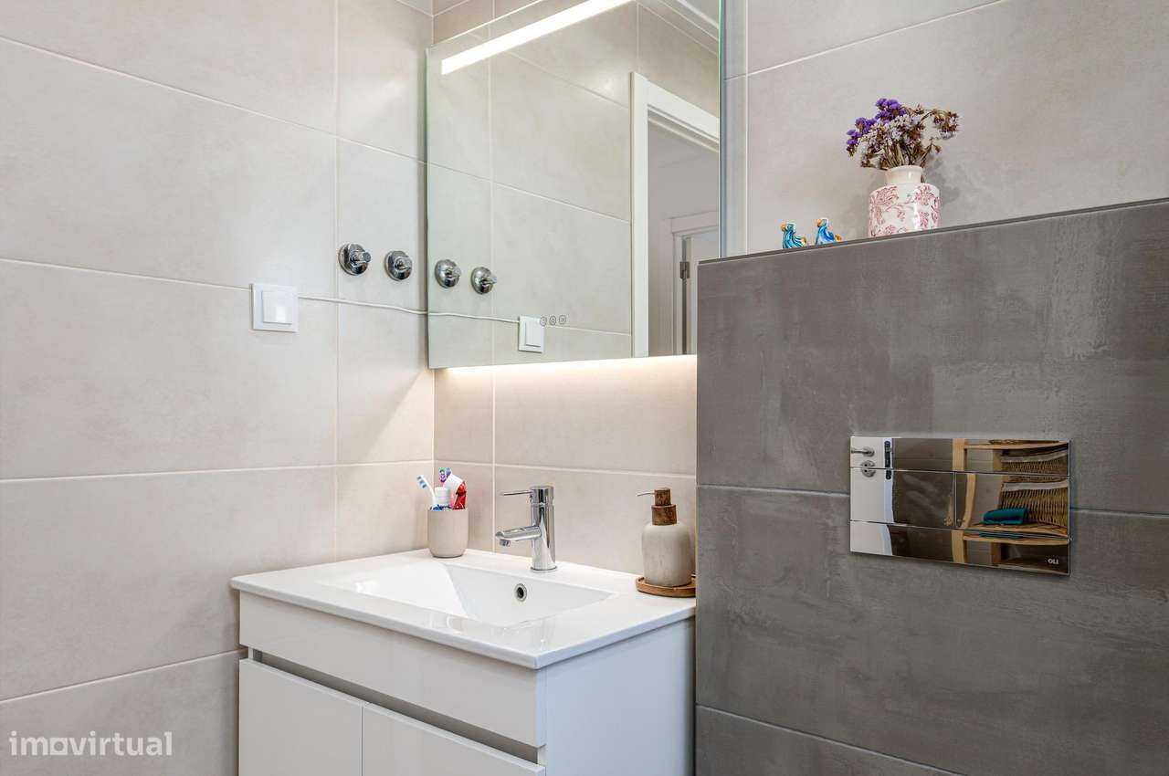 T2+1 Dúplex Remodelado com 4 Varandas e Vista Cristo Rei – Almada-25