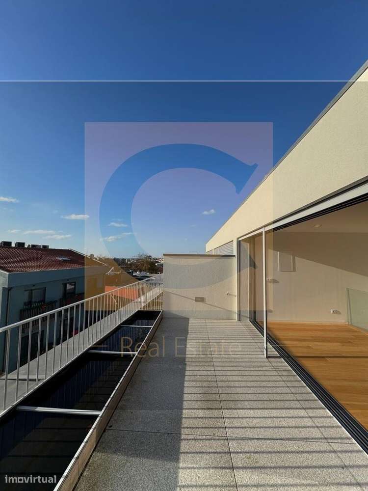 Moradia T4 Triplex Nova com Jardim, Terraço e Garagem para 4 Carros ju-26