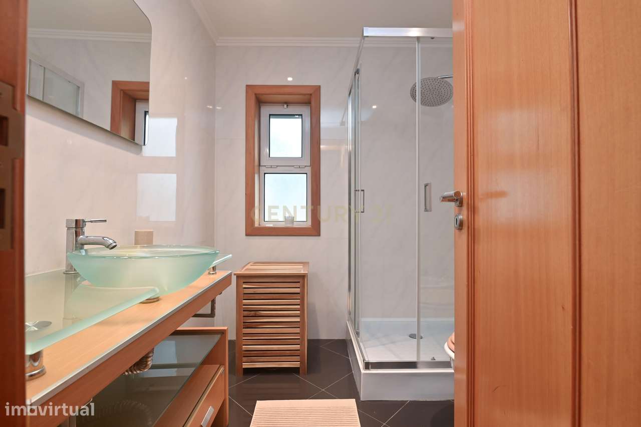 Apartamento T2 com garagem box e acessos adaptados na Urbanização Oute-17