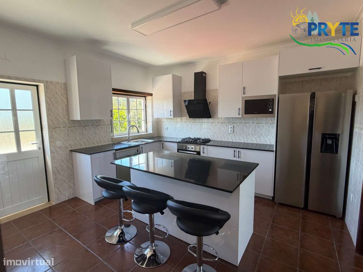 Moradia em Excelentes Condições com Amplo Terreno - Oportunidade Única-40