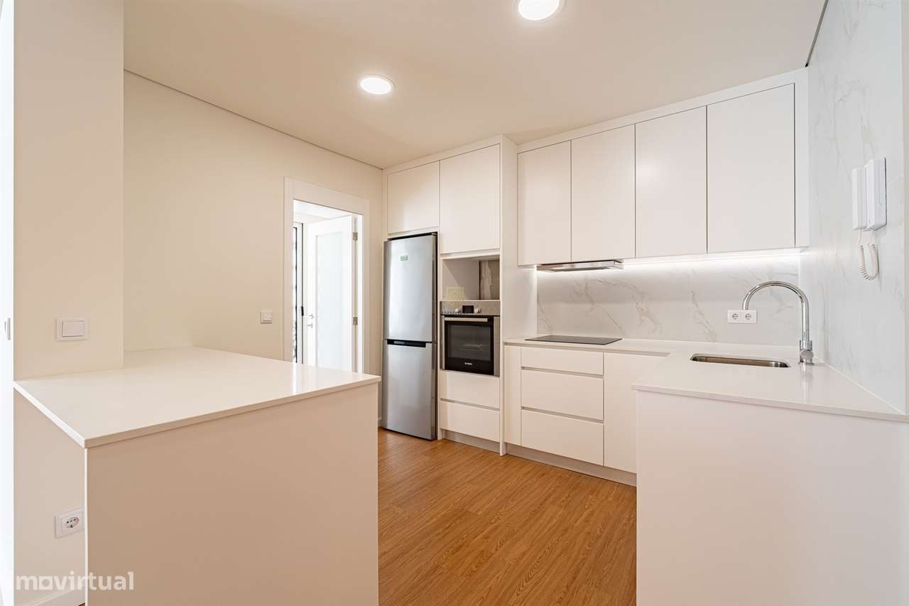 Apartamento T4 totalmente remodelado na Avenida da Boavista, Porto.-5