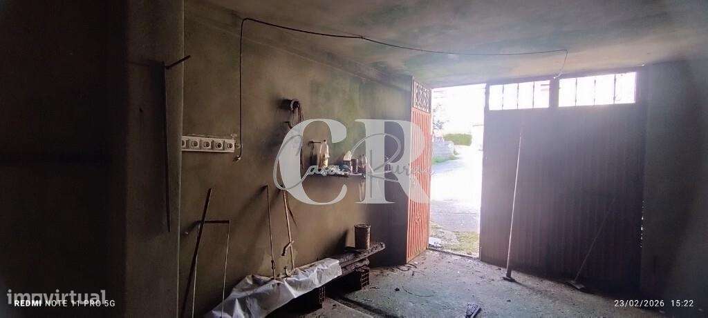 Moradia T3 com vários anexos, terreno e poço-44