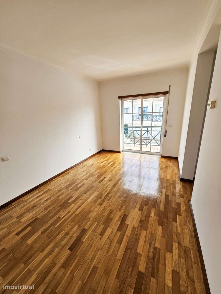 Moradia T5 com terraço e garagem, pronta a habitar-21